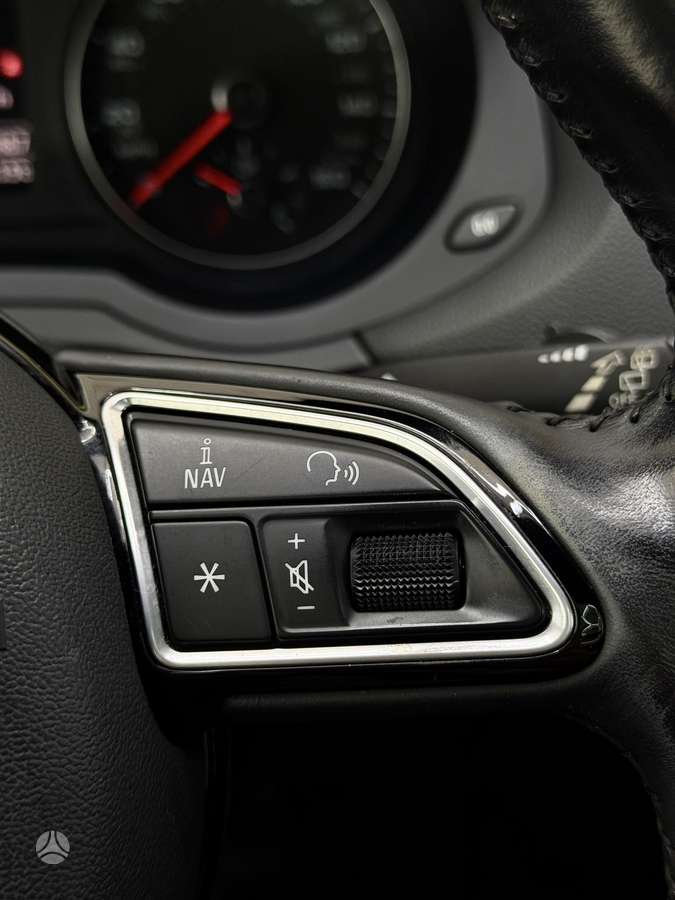 Audi Q3, 2.0 l., off-road / crossover