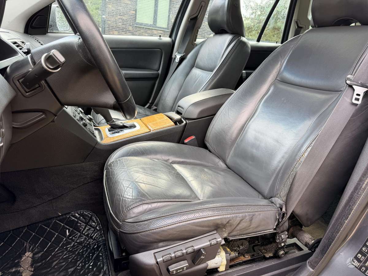 Volvo XC90, 2.4 l., off-road / crossover