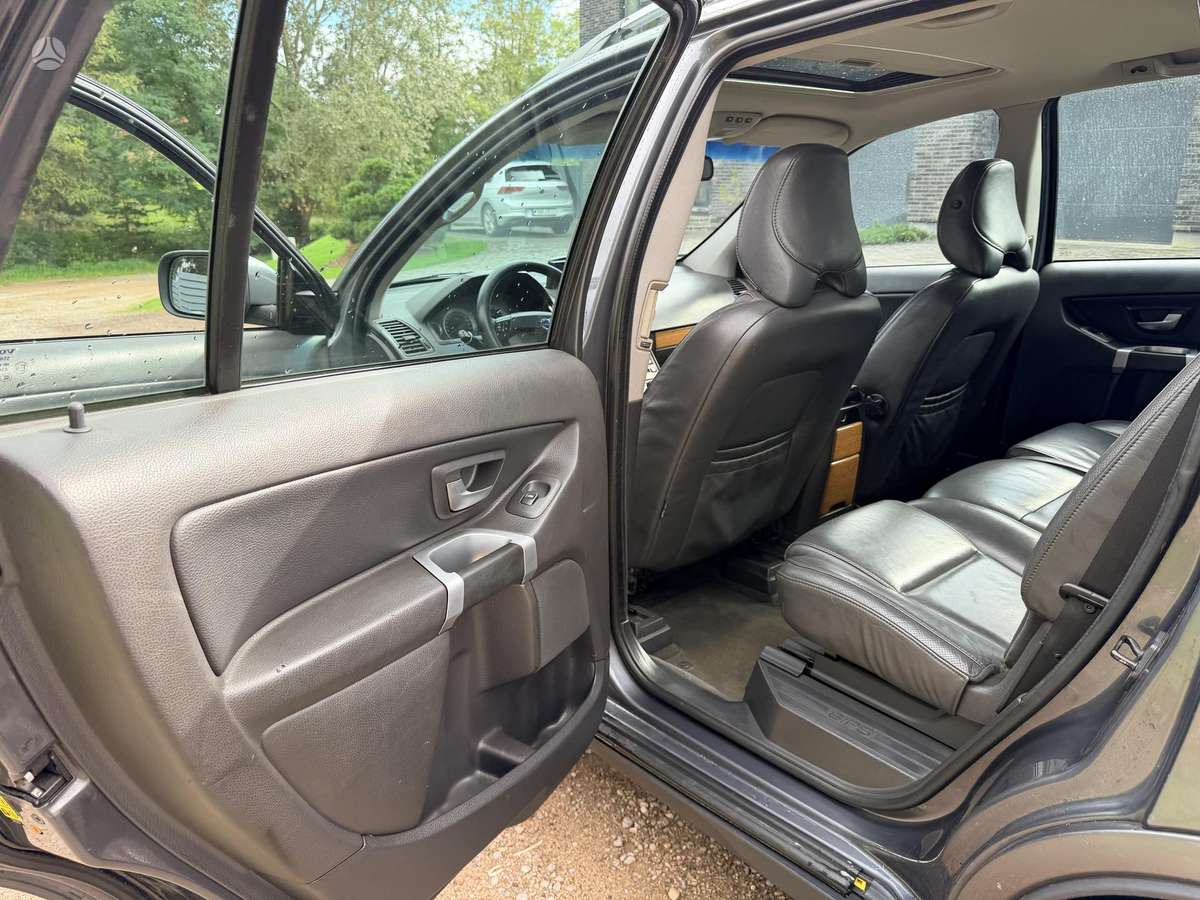 Volvo XC90, 2.4 l., off-road / crossover