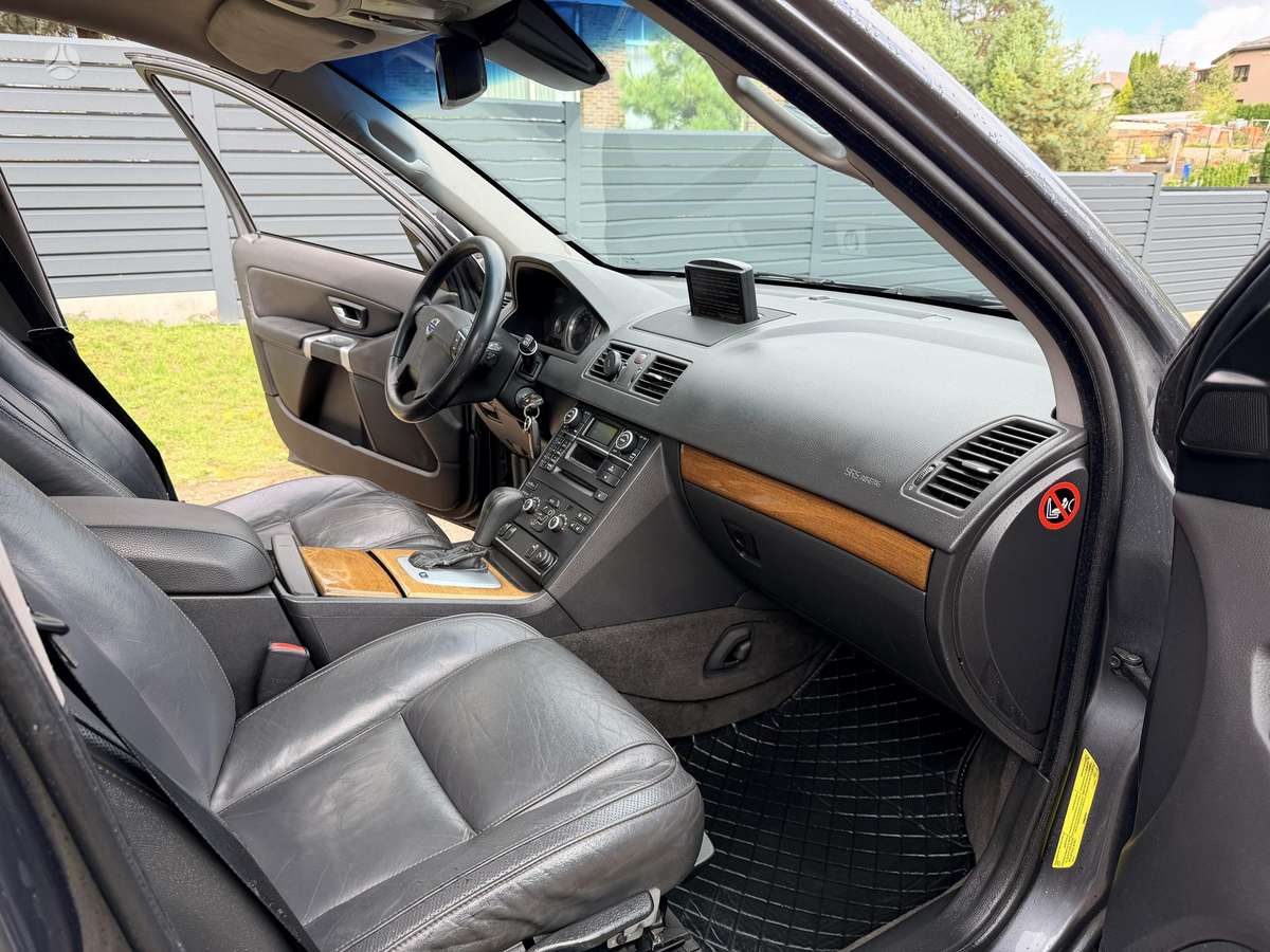 Volvo XC90, 2.4 l., off-road / crossover