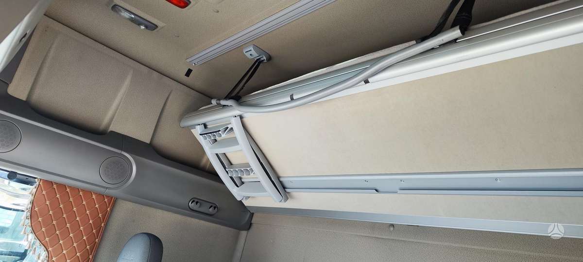 DAF 460 XF Low Deck, 2 miegamosios vietos
