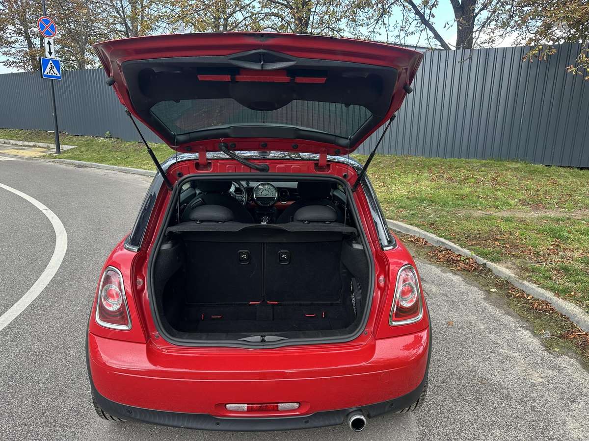Mini Cooper, 1.6 l., hatchback