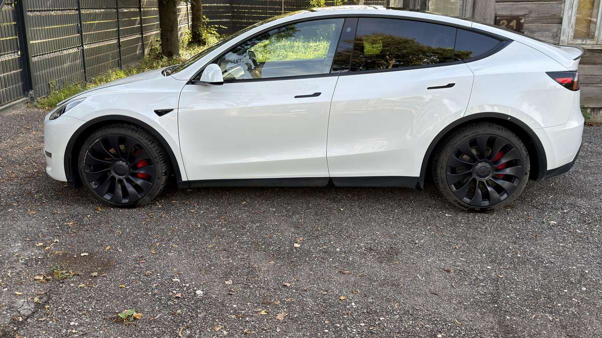 Tesla Model Y, 82 kWh, hatchback