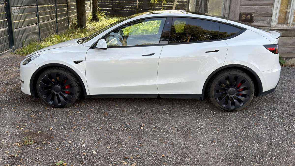 Tesla Model Y, 82 kWh, hatchback