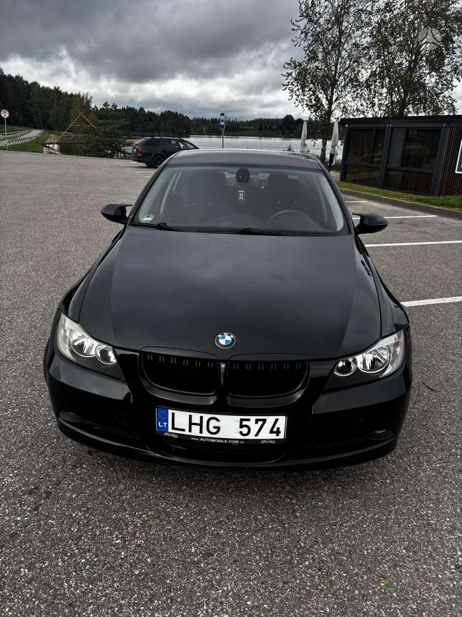 BMW 320, Седан