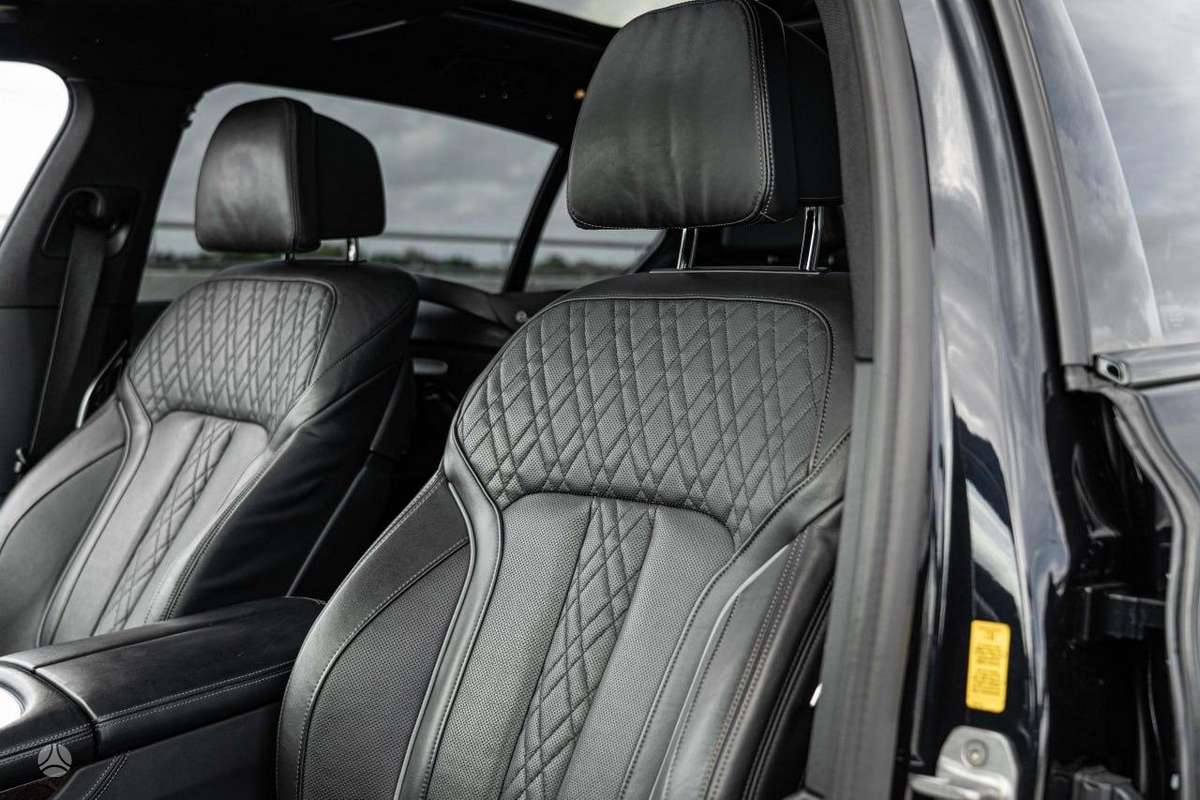 BMW 750, 4.4 l., Седан
