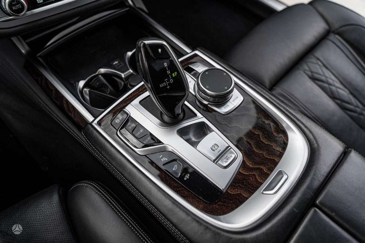 BMW 750, 4.4 l., Седан