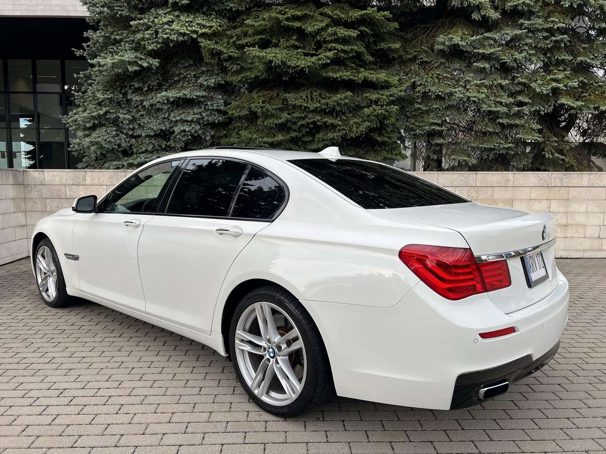 BMW 750, 4.4 l., Седан