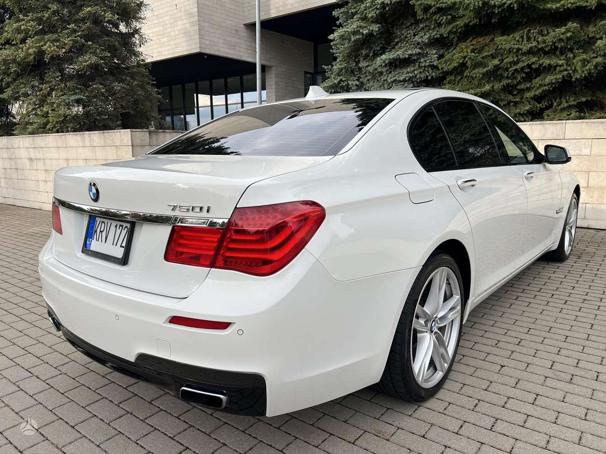 BMW 750, 4.4 l., Седан