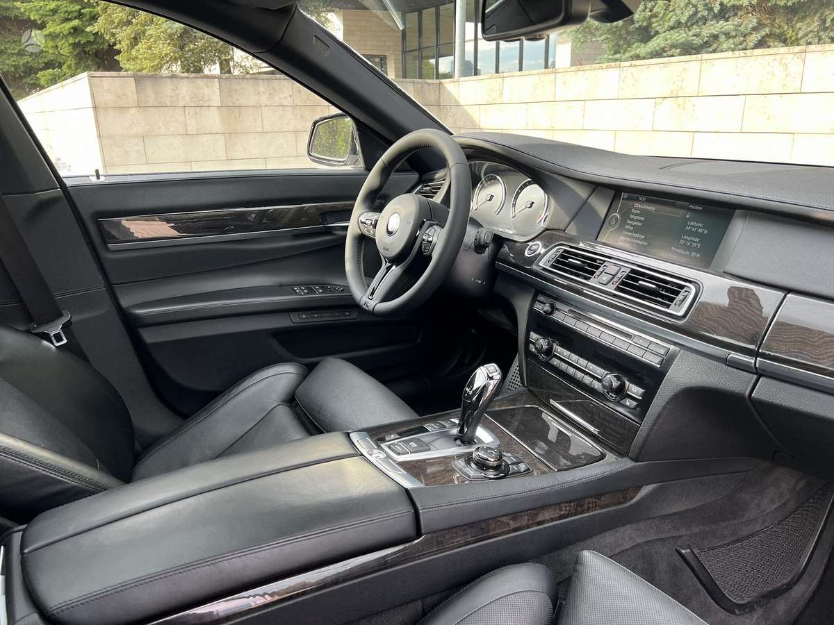 BMW 750, 4.4 l., Седан