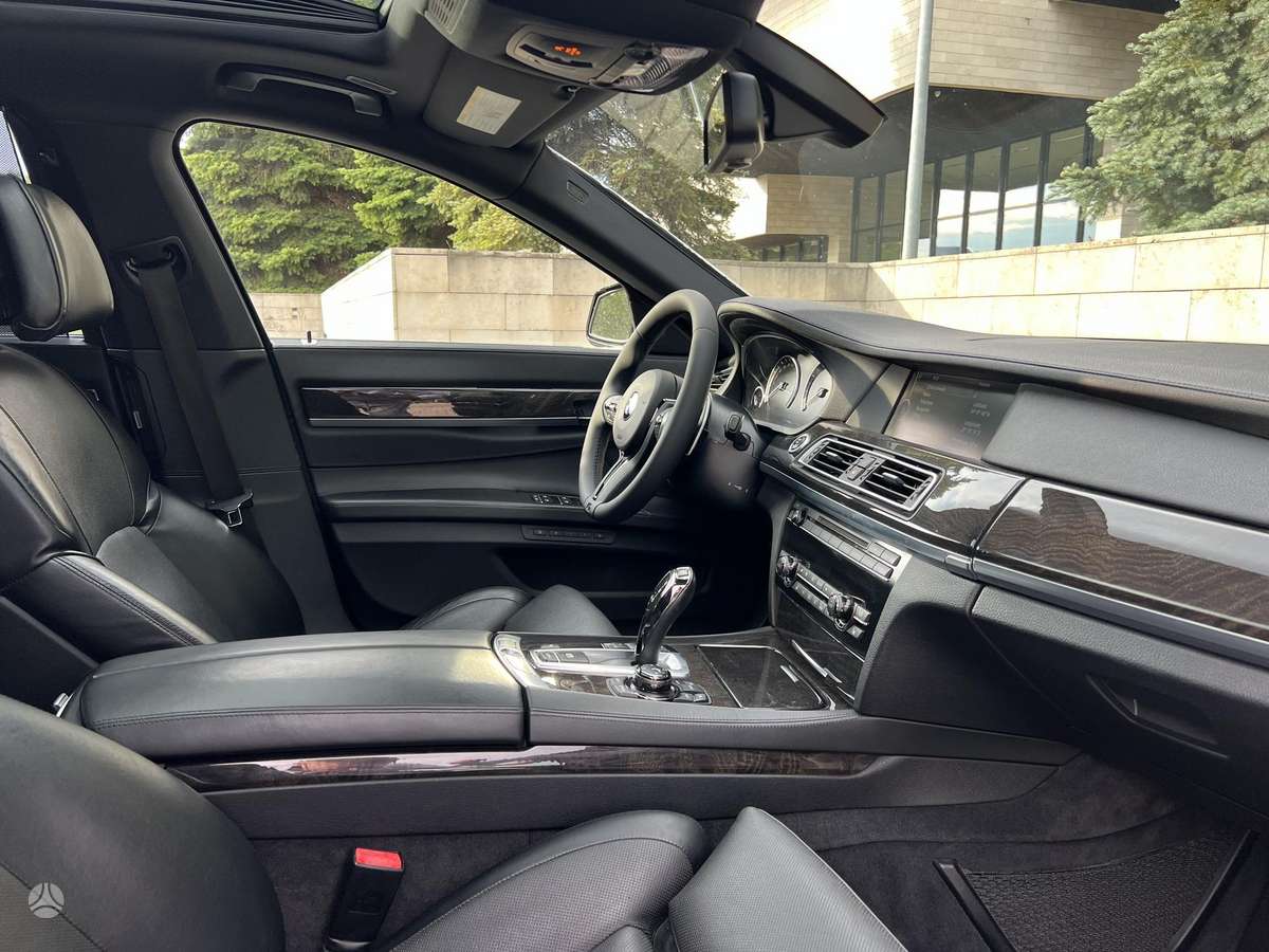 BMW 750, 4.4 l., Седан
