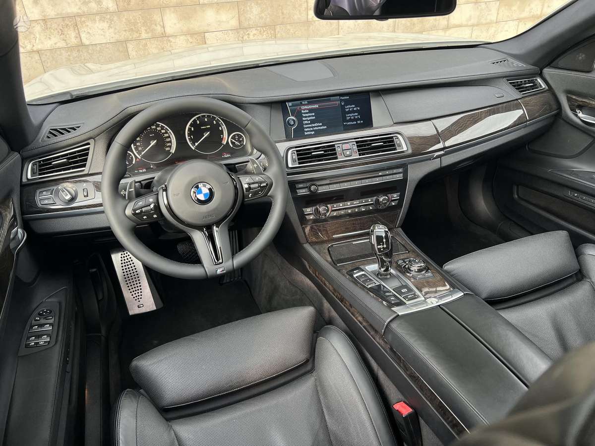 BMW 750, 4.4 l., Седан