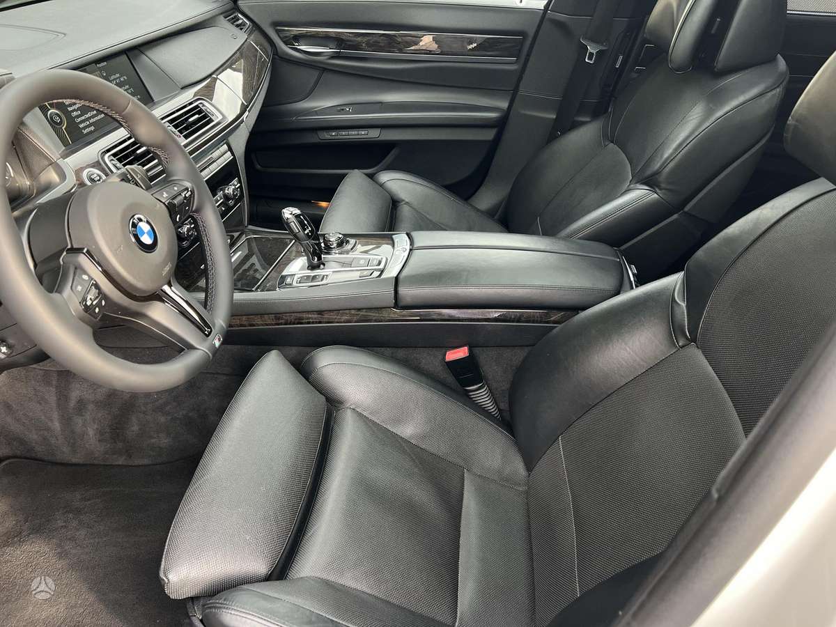 BMW 750, 4.4 l., Седан