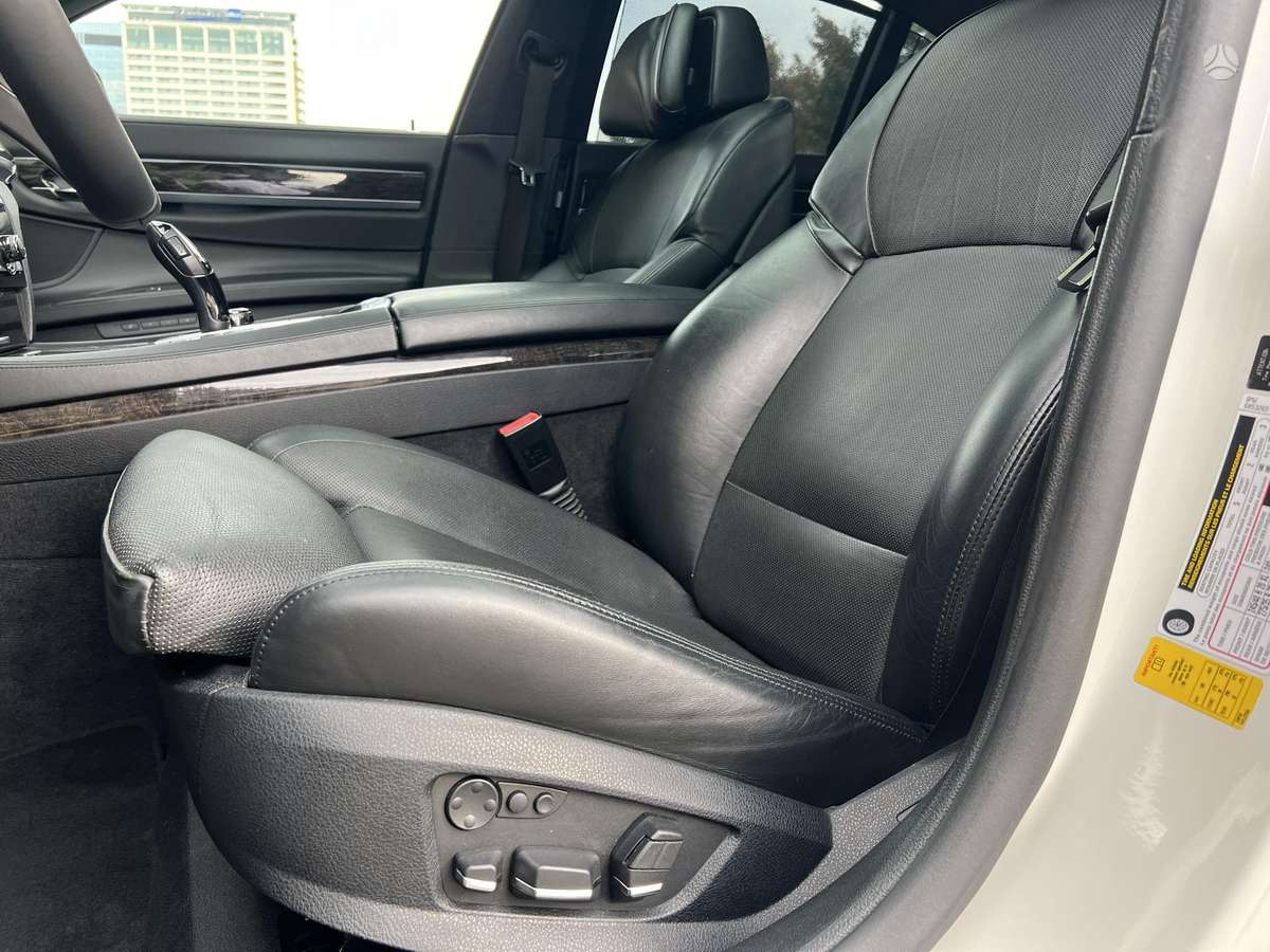BMW 750, 4.4 l., Седан