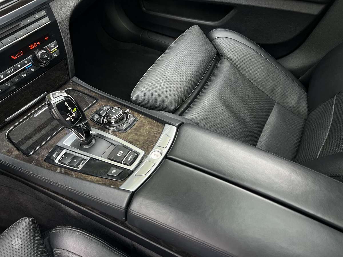 BMW 750, 4.4 l., Седан