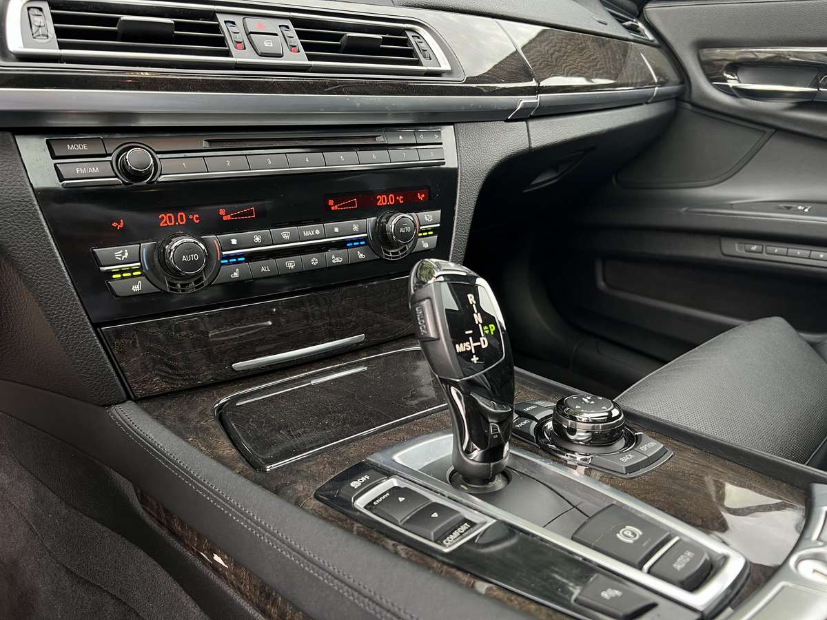BMW 750, 4.4 l., Седан