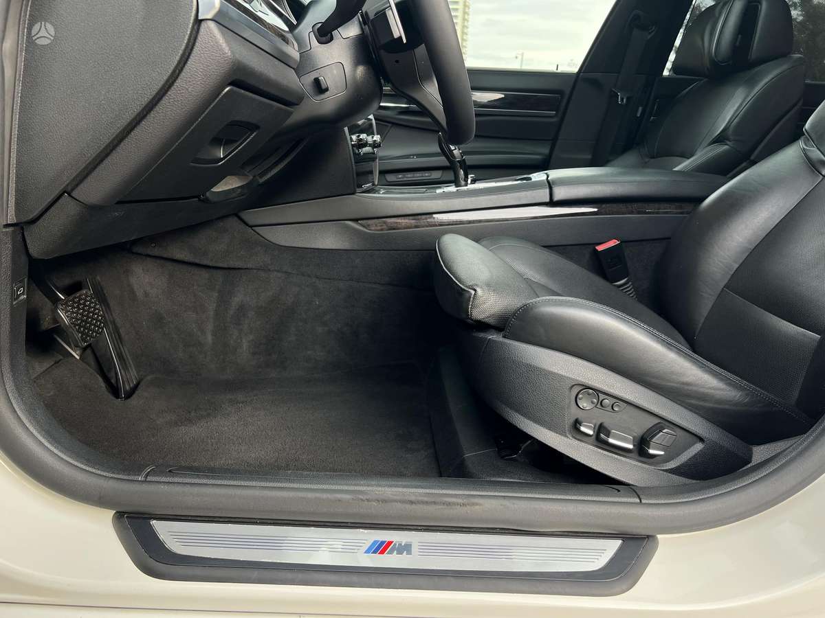 BMW 750, 4.4 l., Седан