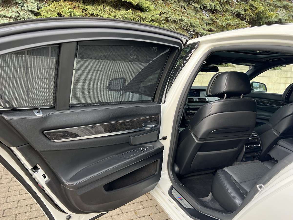 BMW 750, 4.4 l., Седан