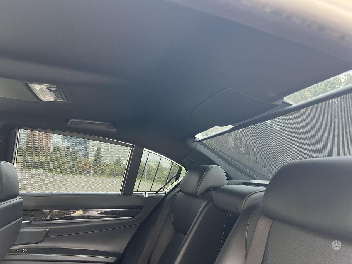 BMW 750, 4.4 l., Седан