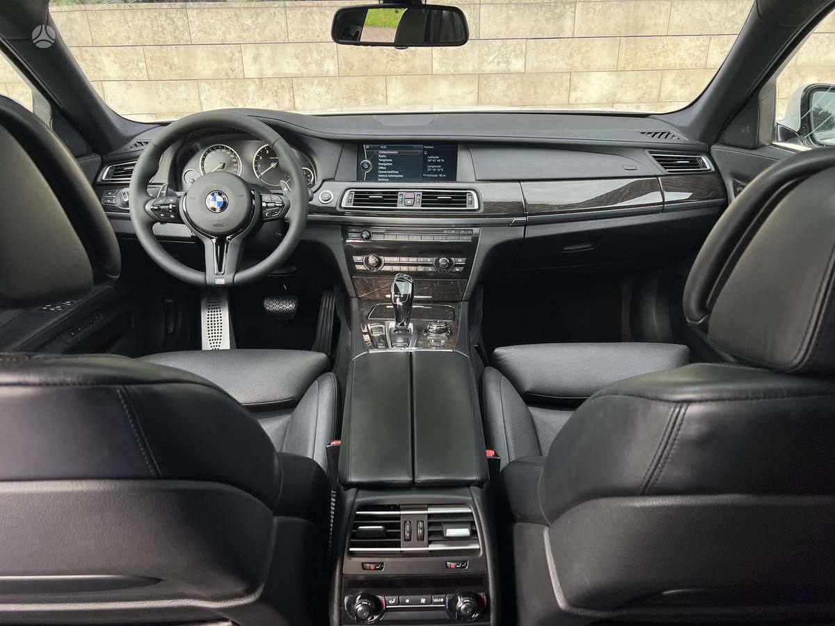 BMW 750, 4.4 l., Седан