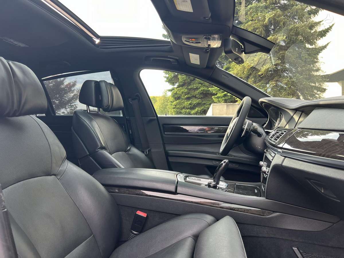 BMW 750, 4.4 l., Седан