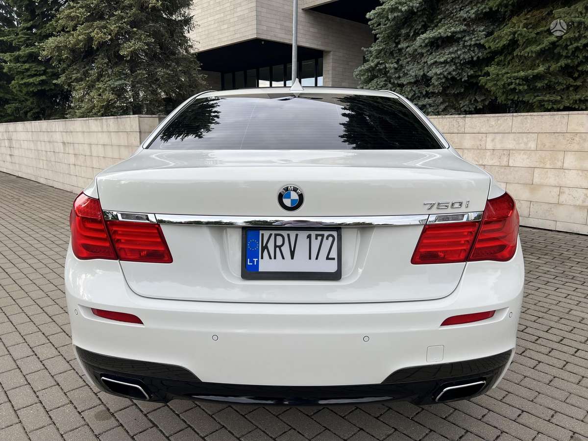 BMW 750, 4.4 l., Седан