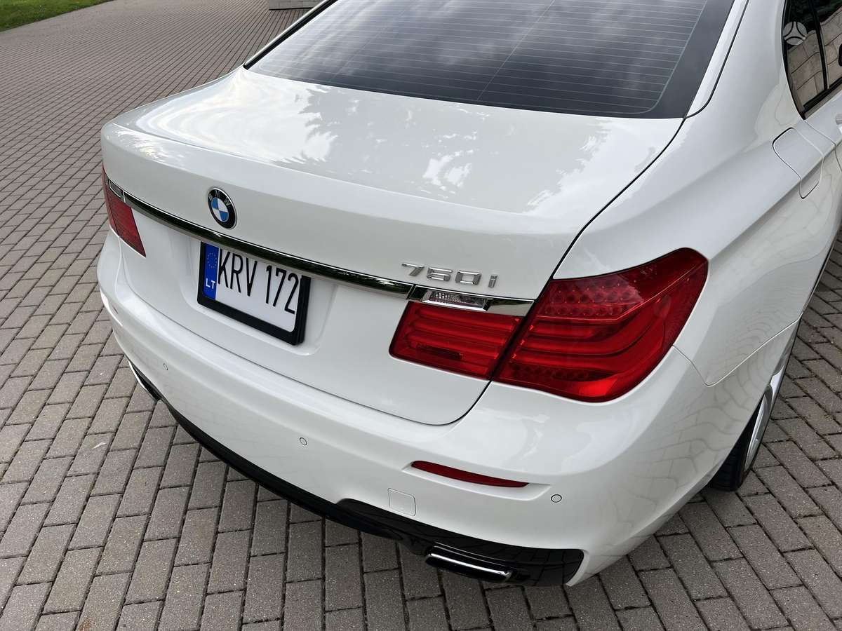 BMW 750, 4.4 l., Седан
