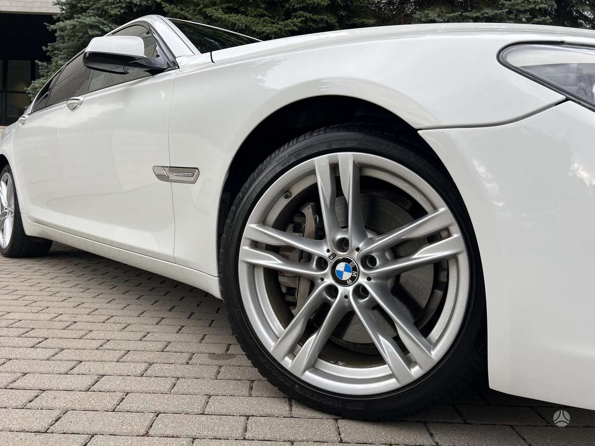 BMW 750, 4.4 l., Седан