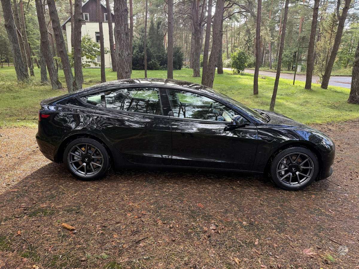 Tesla Model 3, Седан