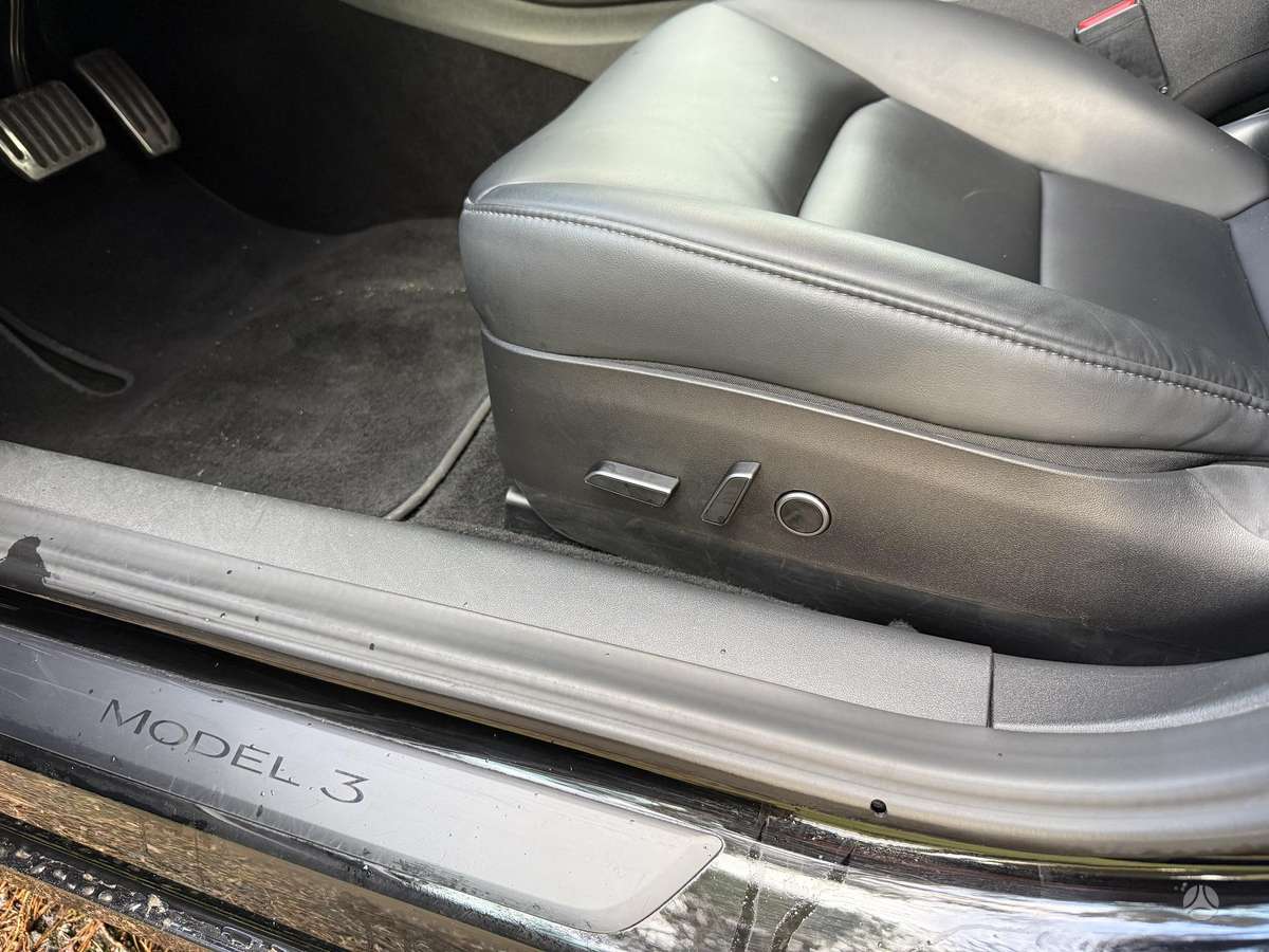 Tesla Model 3, sedanas