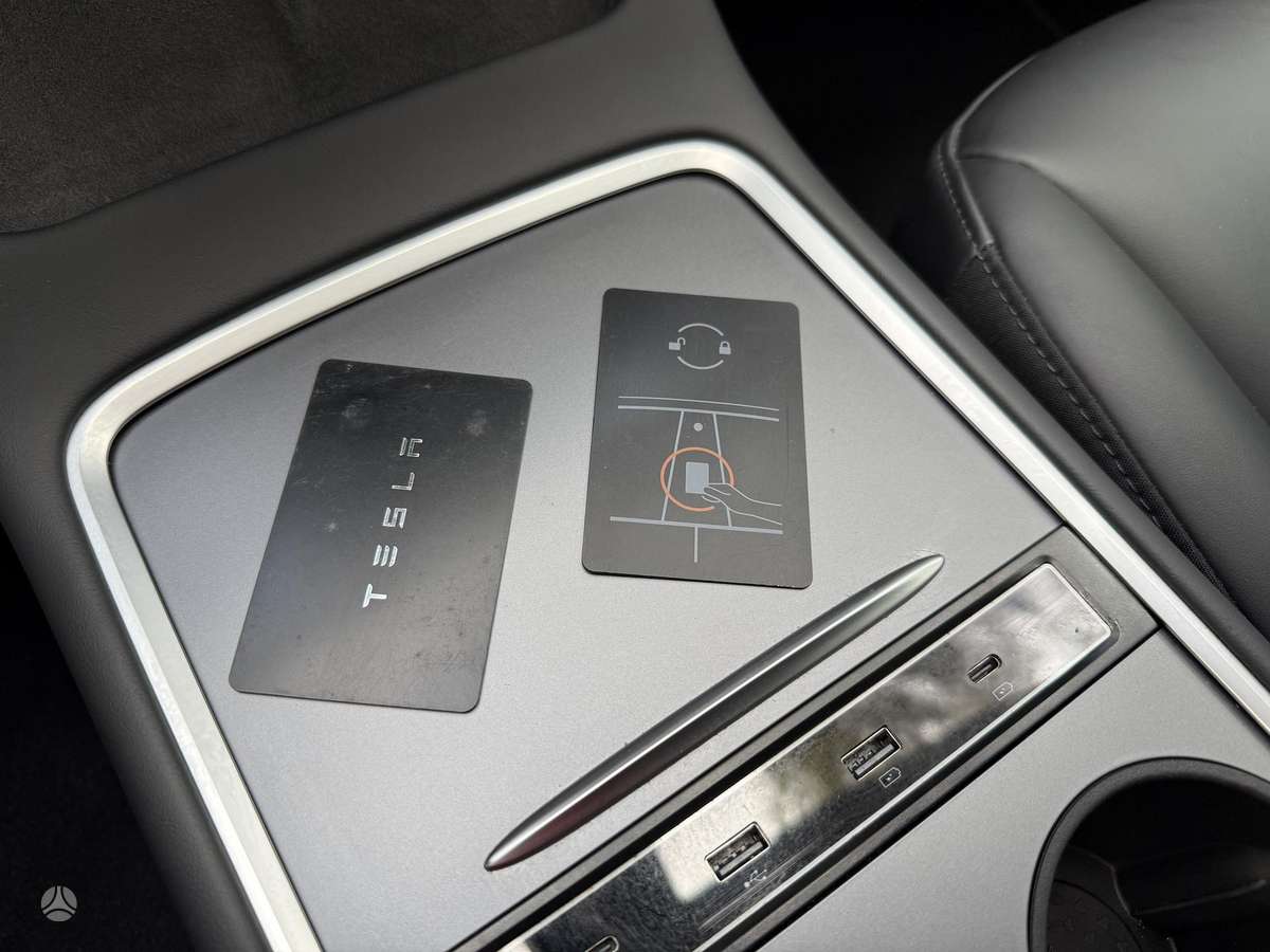 Tesla Model 3, Седан