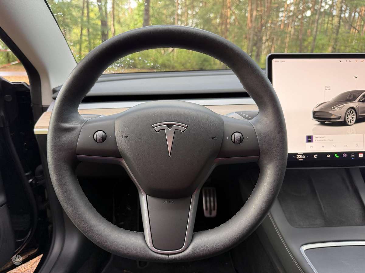 Tesla Model 3, sedanas