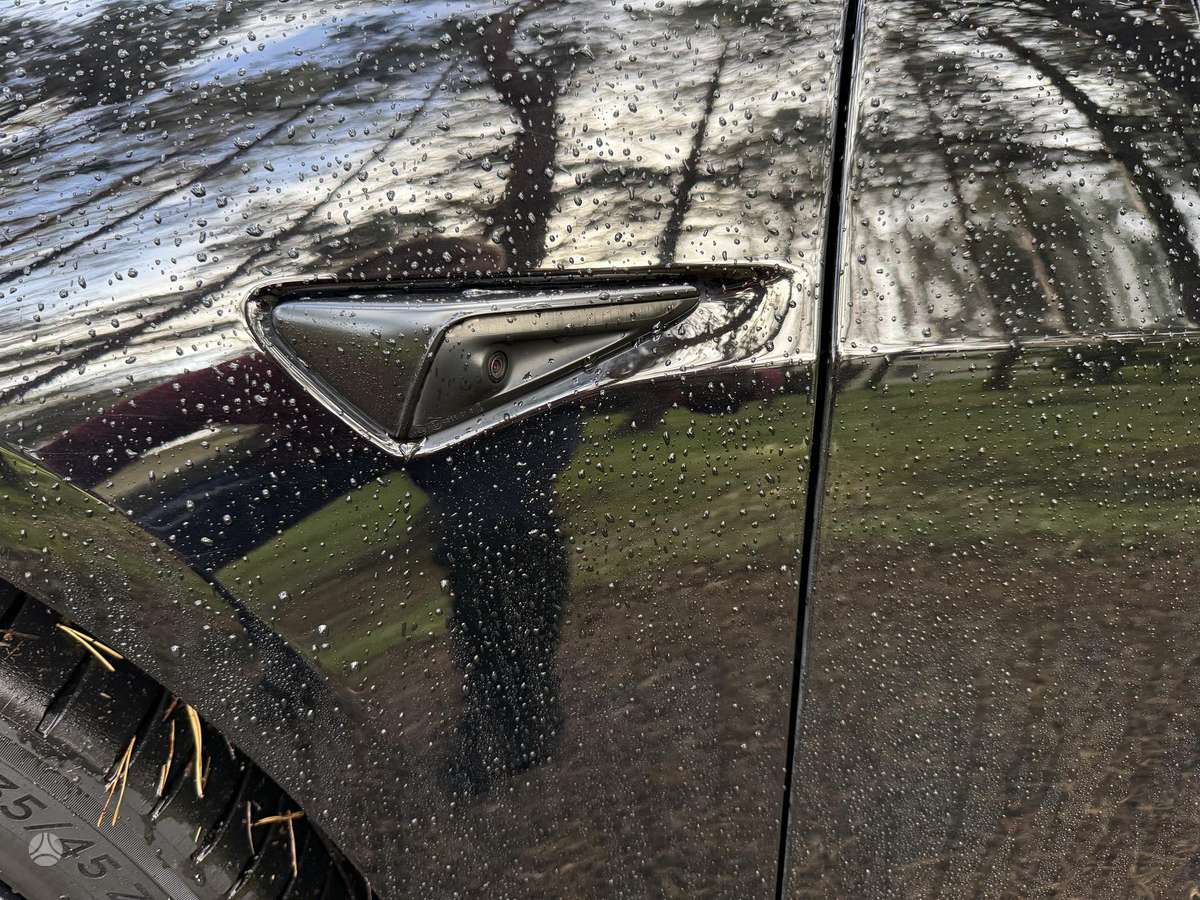 Tesla Model 3, sedanas