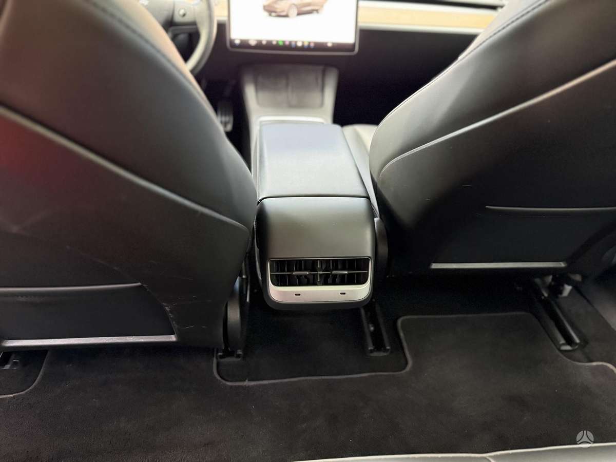 Tesla Model 3, sedanas