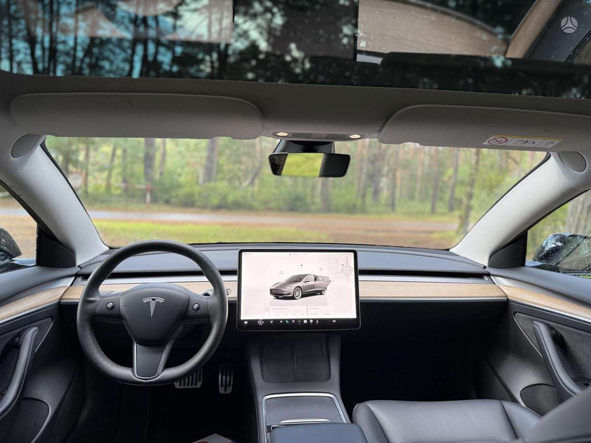 Tesla Model 3, Седан