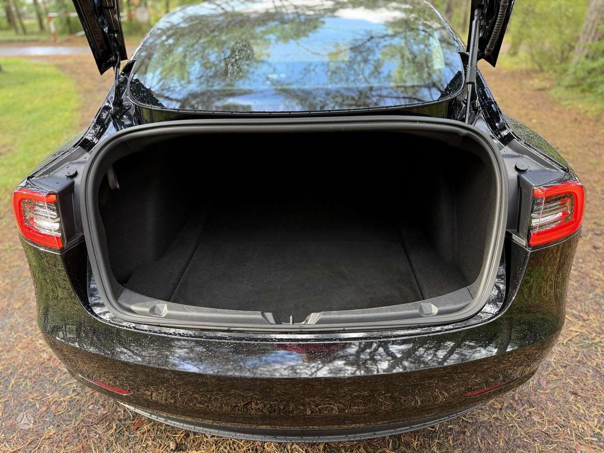 Tesla Model 3, sedanas