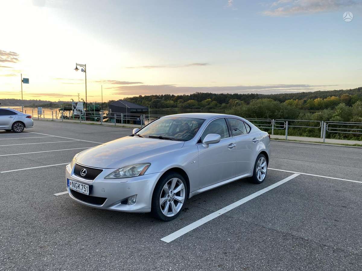 Lexus IS 220, Седан