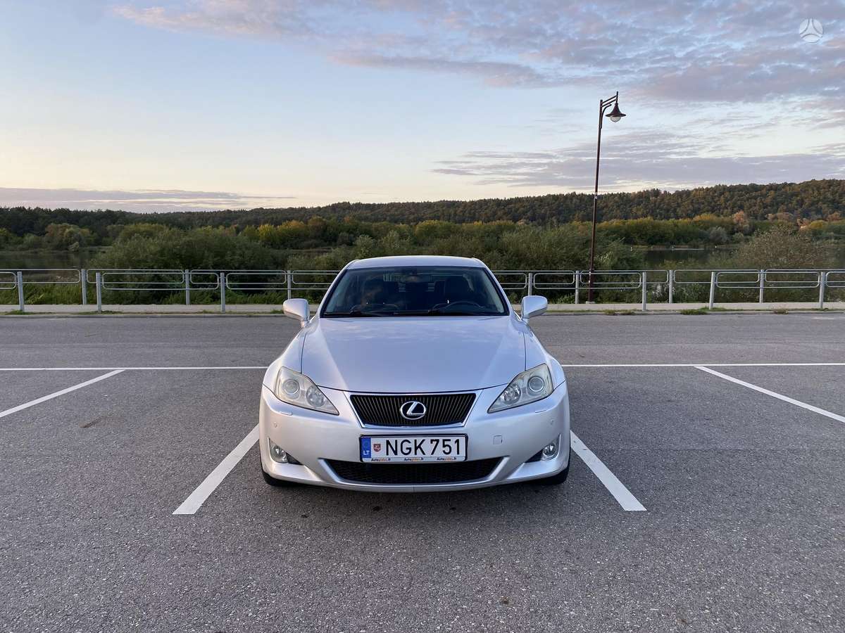 Lexus IS 220, Седан
