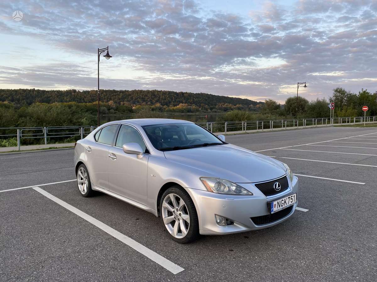 Lexus IS 220, Седан