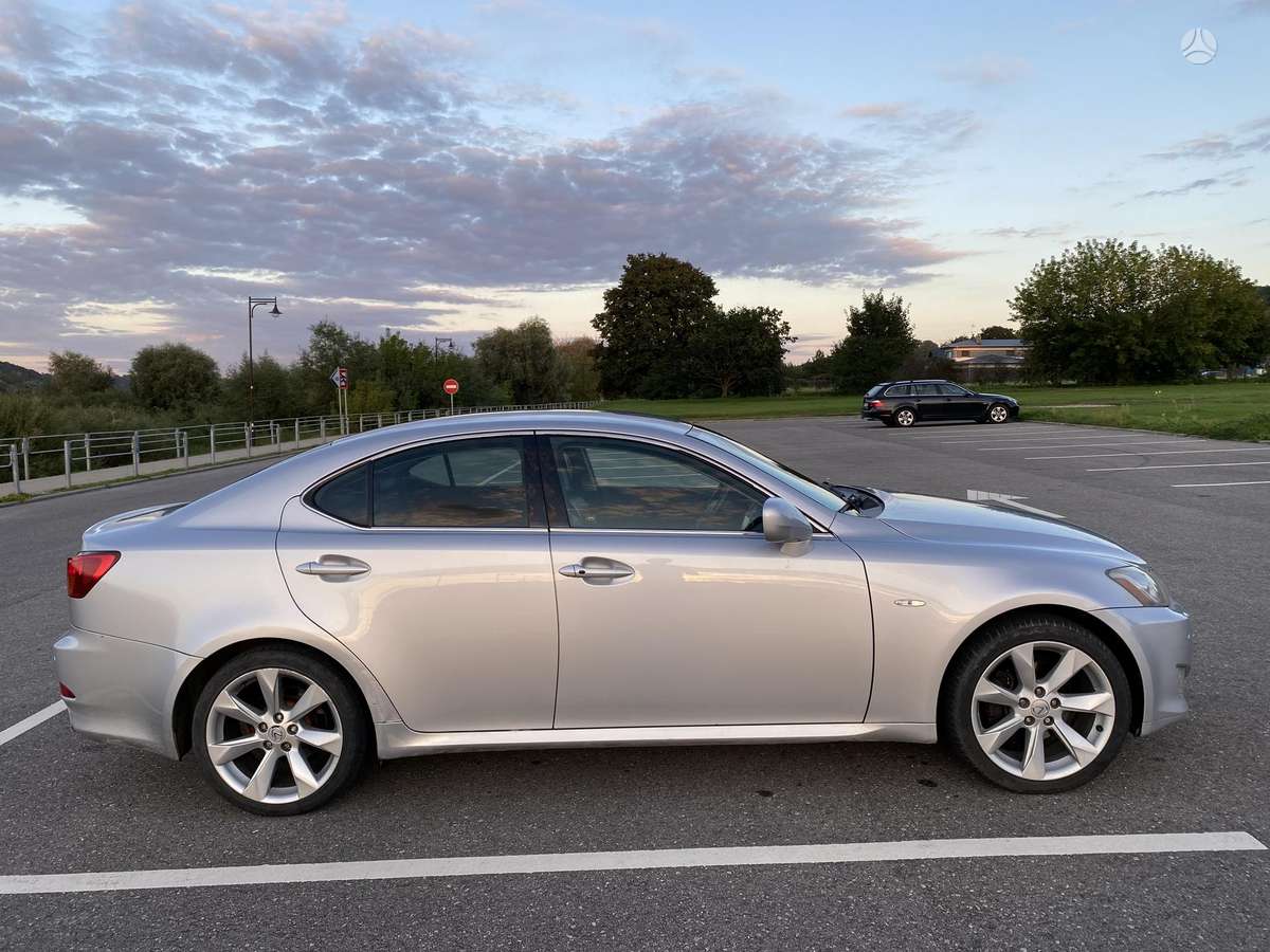 Lexus IS 220, sedanas