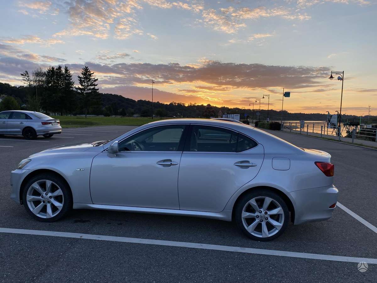 Lexus IS 220, Седан