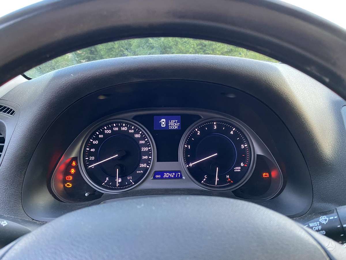 Lexus IS 220, Седан