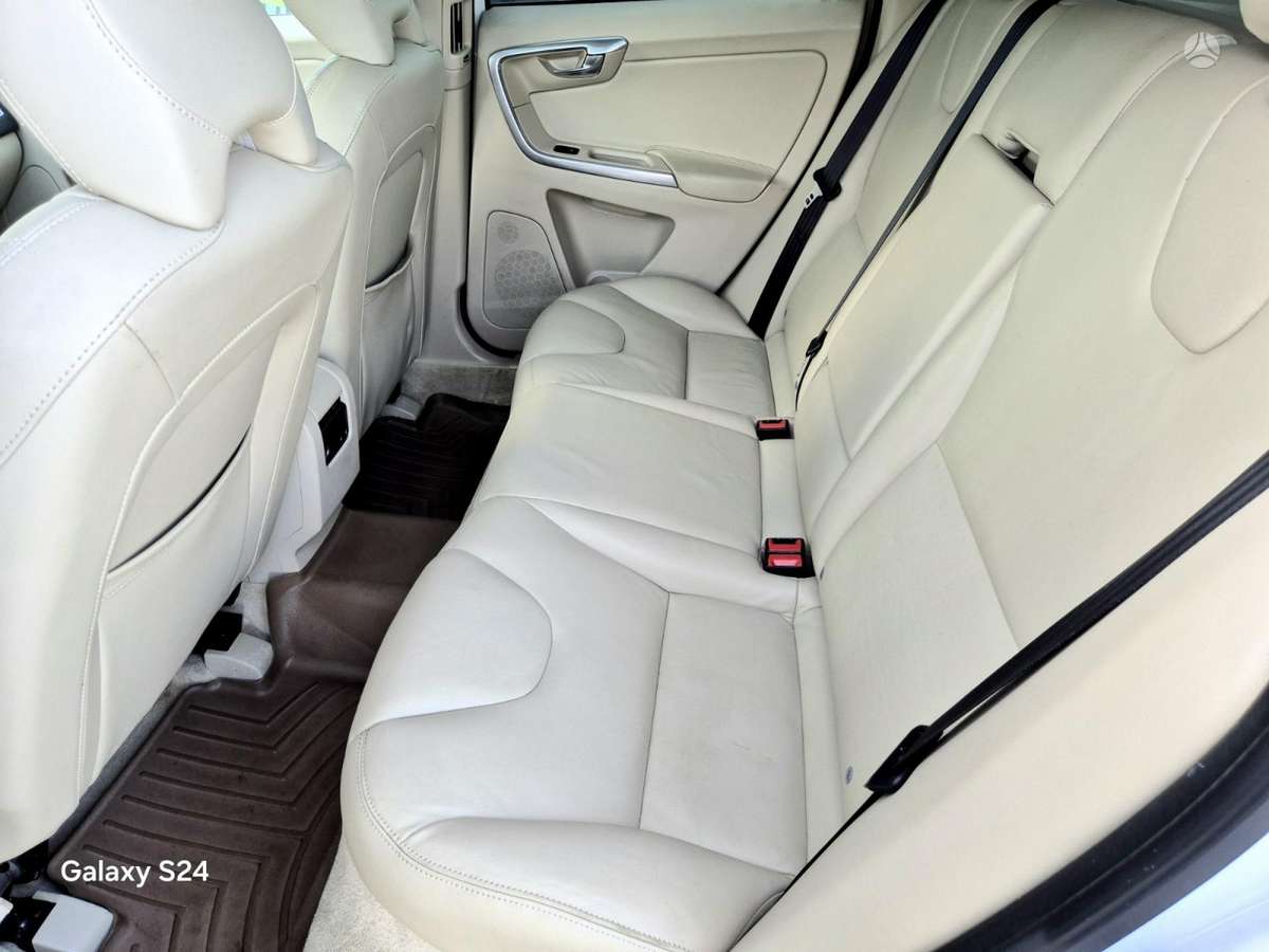 Volvo XC60, 2.0 l., off-road / crossover