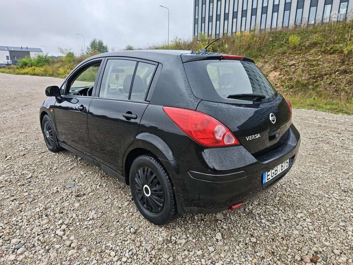 Nissan Versa, 1.8 l., hatchback