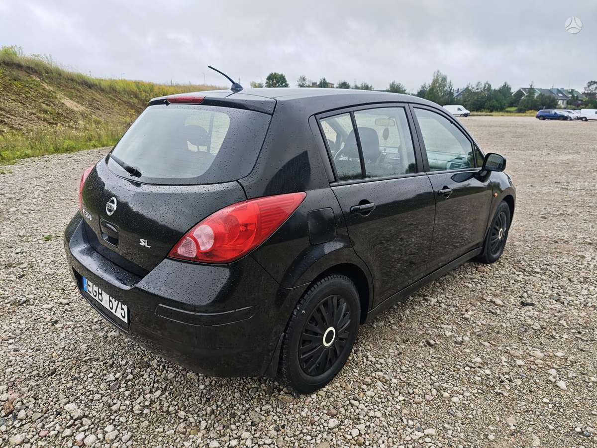 Nissan Versa, 1.8 l., Хэтчбек