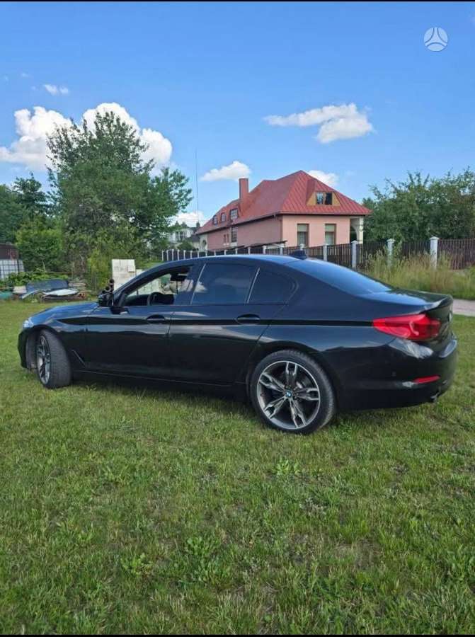 BMW 520, Седан