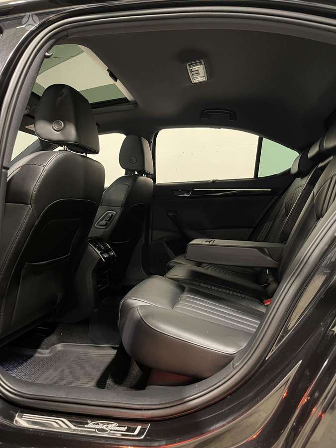 Skoda Superb, 2.0 l., Седан