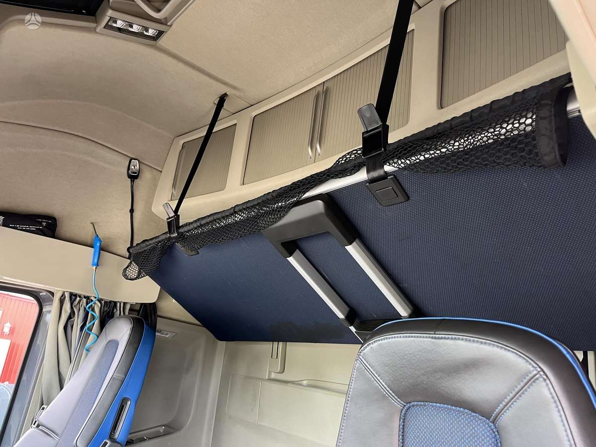 Volvo FH, double sleeper
