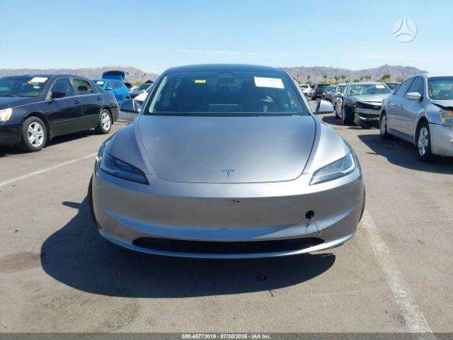 Tesla Model 3, Седан