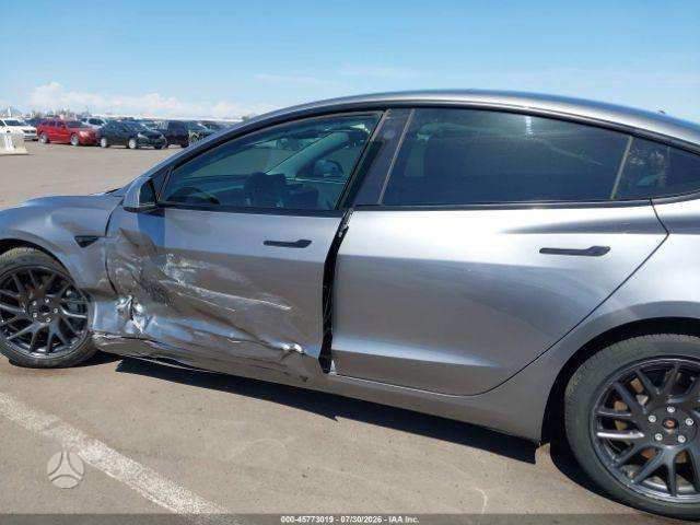Tesla Model 3, Седан